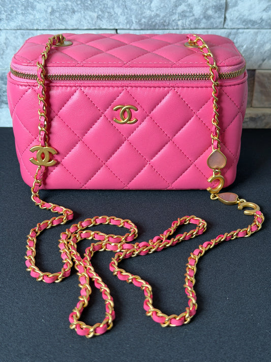 Chanel Coco Hearts Small Vanity Case – Pink Quilted Lambskin